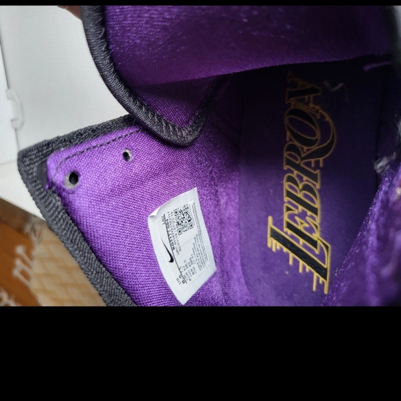 Mens nike 8.5 Lebrons - Picture 2 of 3